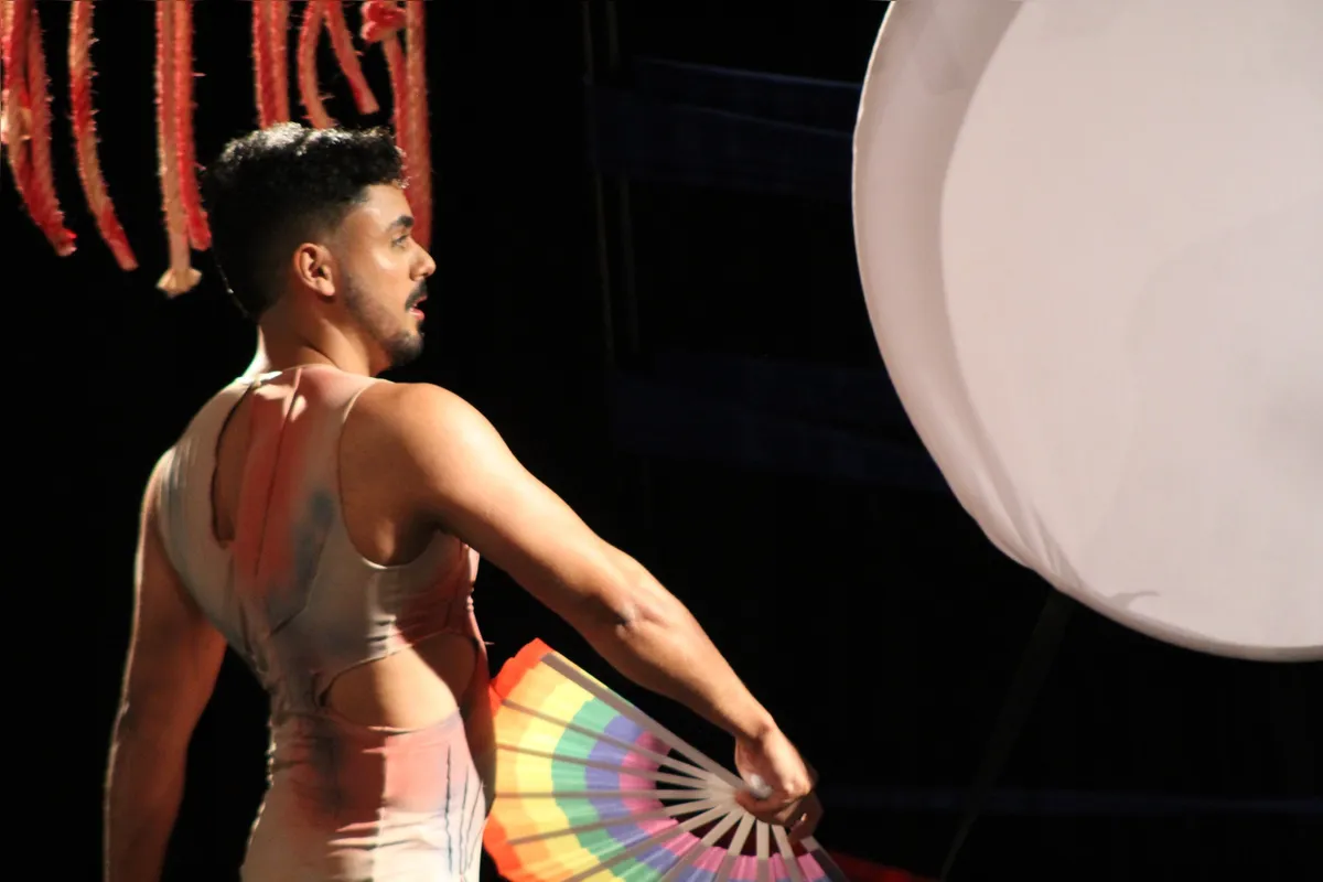 Bruno Ramos, coreógrafo e diretor do espetáculo: performances em sintonia com depoimentos reais exibidos em vídeos gravados