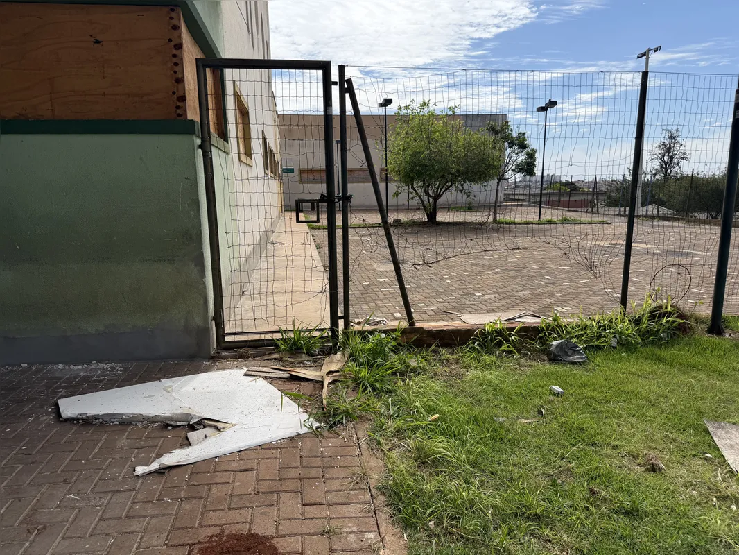 Grade desfalcada permite a entrada de vândalos na UPA Centro-Oeste