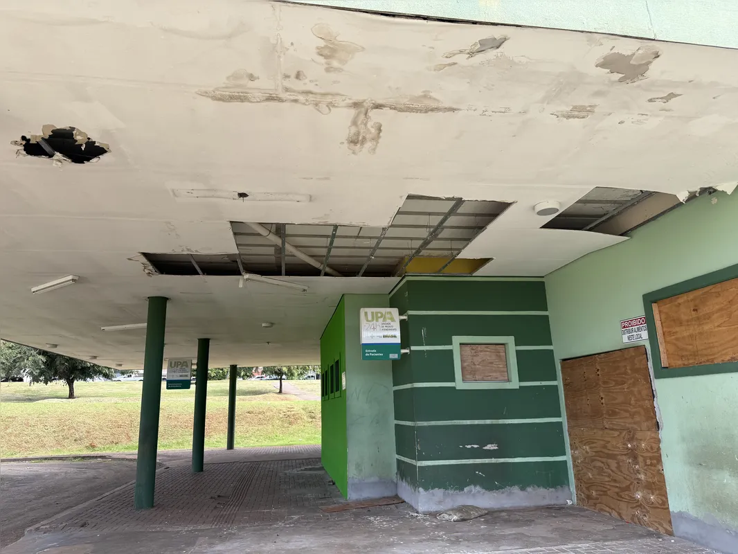 Teto da área de entrada da UPA segue apresentando infiltrações pontuais