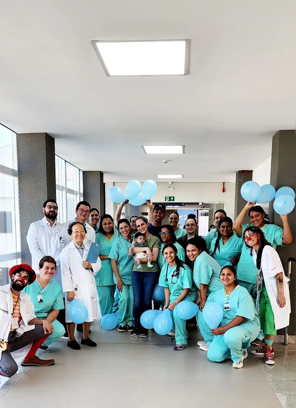 Equipe do hospital promoveu festa de despedida a Davi e Estefany, com direito a música ao vivo