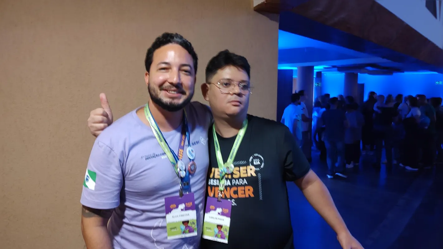 O baiano Alcyr Freitas, ao lado do aluno Carlos Eduardo, é professor em Maringá e tem encontrando maneiras de misturar os costumes locais com os da Bahia
