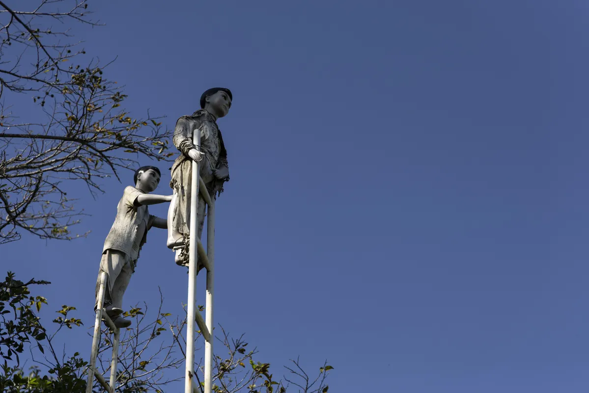Menina na Escada, escultura em ferro, manequim de plástico e pano (sem data), de Siron Franco