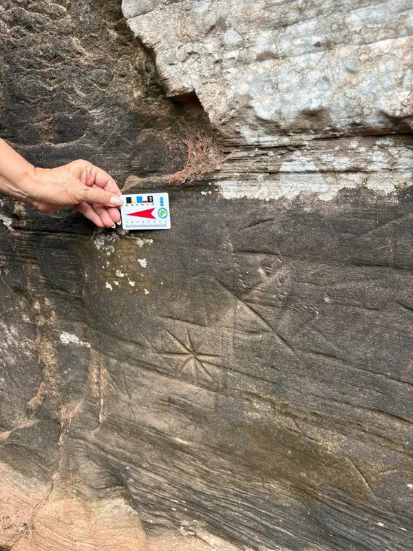 Grafismos encontrados na Pedra Criminosa, também em Jacarezinho
