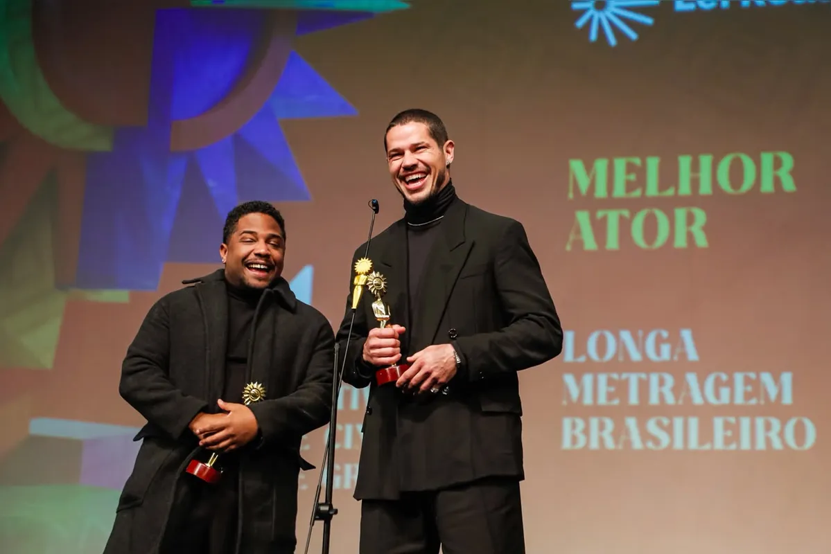 José Loreto e Christan Malheiros com os prêmios de Melhor Ator