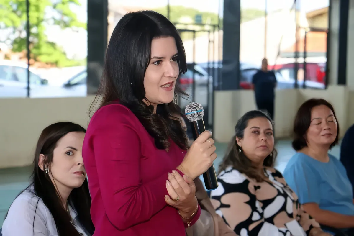 Gisele Galatti , gerente de recursos humanos da Pado , durante a entrega dos equipamentos