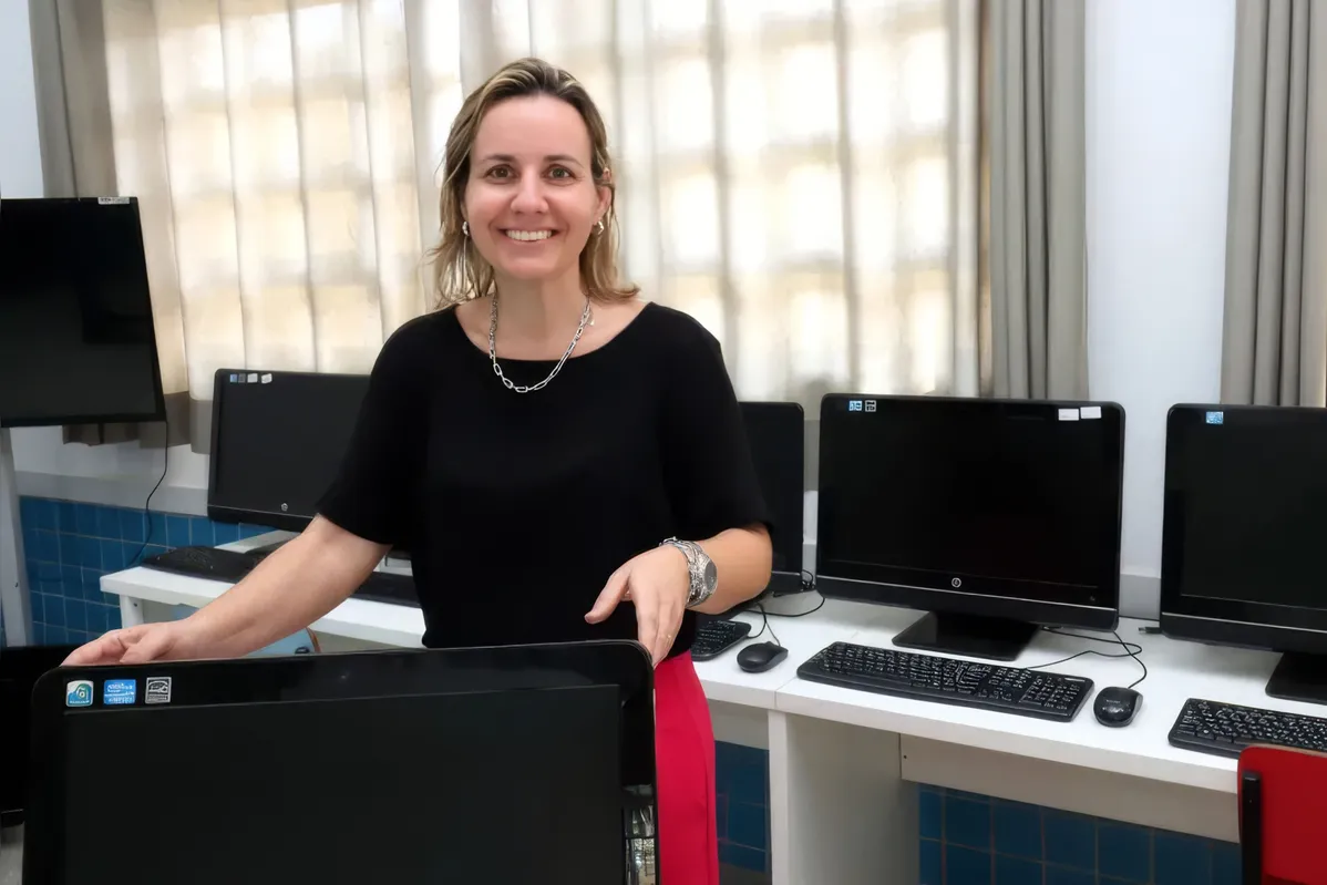 A diretora da escola Graziella Dalpozo Alves com os computadores doados pela Pado