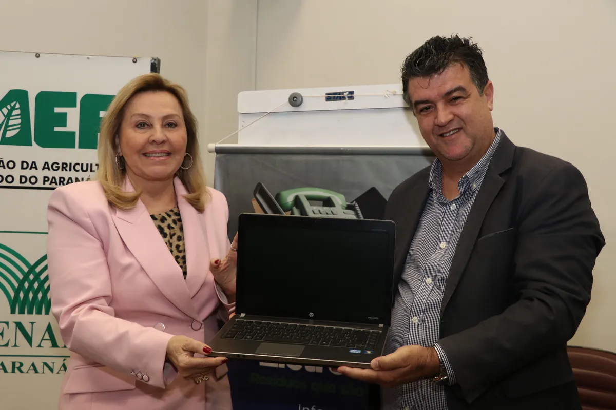 Dra Claudete Canezin e Alex Gonçalves, do CRC E-LETRO