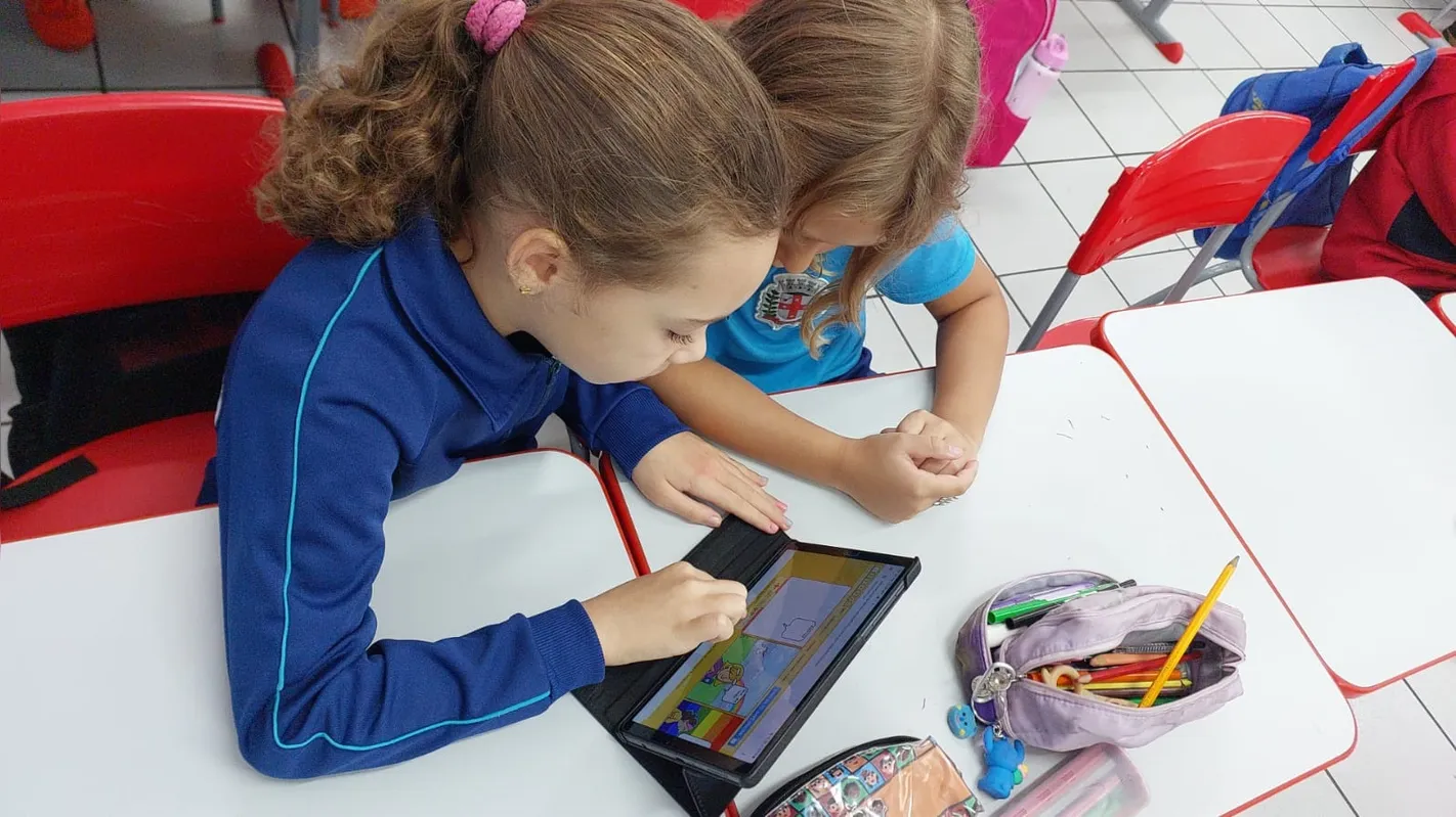 A partir de um site em inglês, alunos da E.M. Cecília Hermínia Oliveira Gonçalves sequenciam fatos, selecionam personagens e elaboram diálogos para criar histórias em quadrinhos