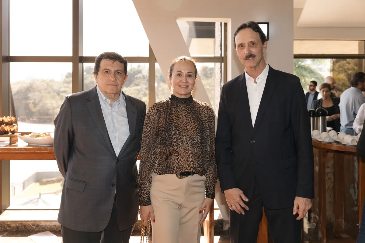Secretário Estadual de Planejamento, Alexandre Cordeiro; Sandra Moya, chefe da Casa Civil em Londrina e superintendente da articulação dos municípios; e o Secretário Estadual de Inovação e Inteligência Artificial, Marcos Stamm