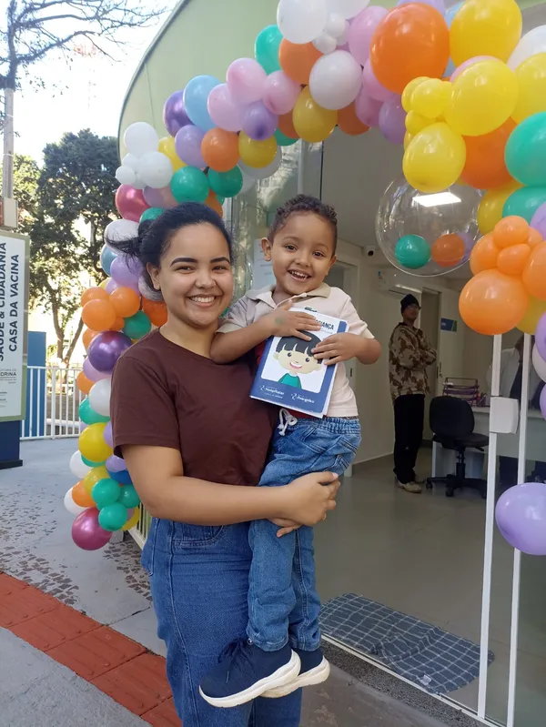 Giovana Caroline de Castro Meira, 23 anos, esteve na Casa da Vacina logo cedo vom o filho João Ricardo, de 3 anos,