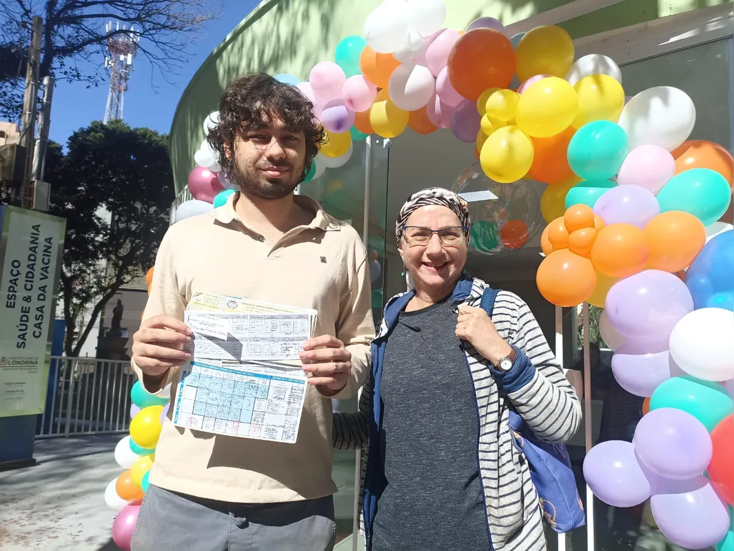 Carteirinha exemplar: Eliane Quina compareceu à Casa da Vacina com o marido e o filho, Eduardo Quina, 21 anos