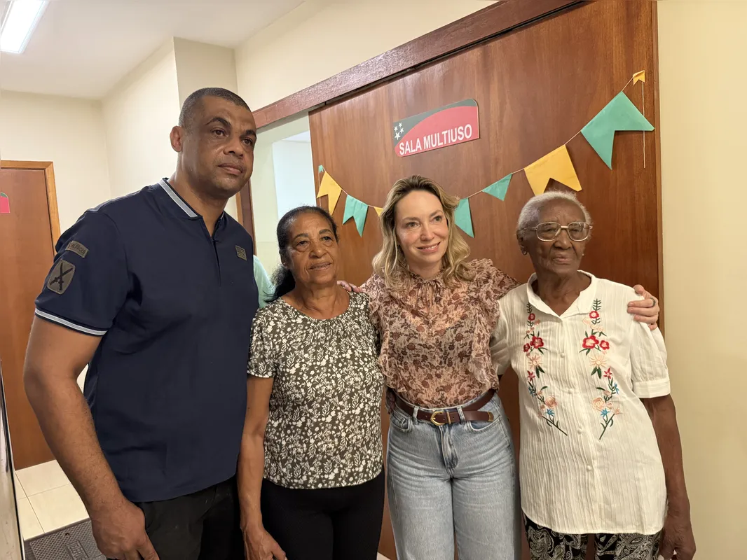 O neto Leandro Magno, a filha Maria Pereira e a diretora Ana Karina Anduchuka junto de Maria Alves, durante a comemoração no CCI Norte