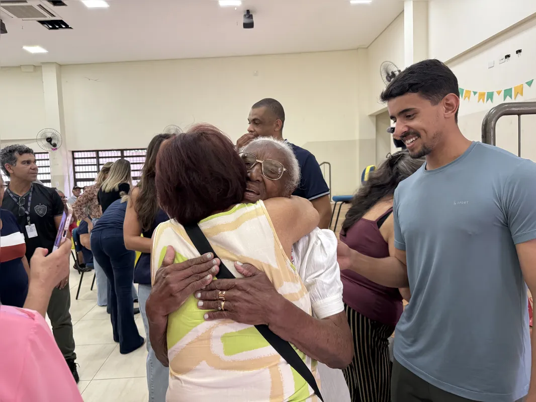 Após o "parabéns", amigos fizeram fila para abraçar e tirar fotos com Maria Alves