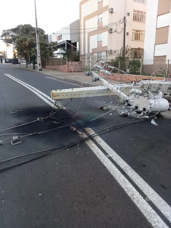 Equipe da Copel está substituindo o transformador danificado neste domingo (23); motorista pode pagar R$ 5 mil pelo poste destruído