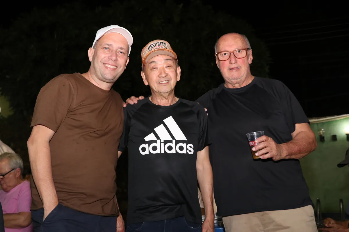 André de Souza Palermo e Paulo Souza com o anfitrião Furuta