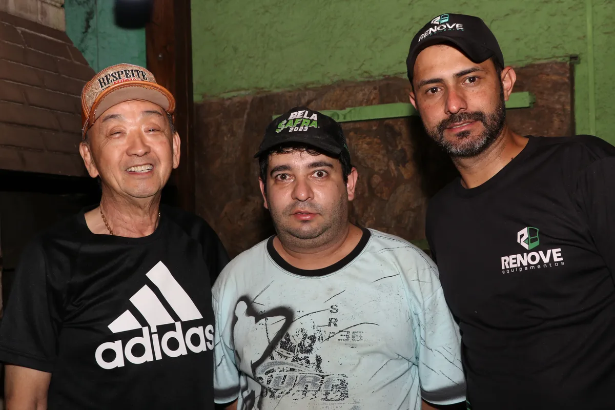 O aniversariante do mês Antônio Tomio Furuta com Diego Delfino e Douglas Pereira, que assaram a costela