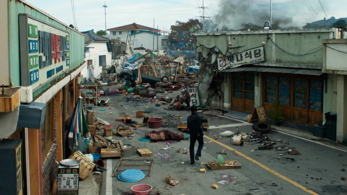No filme, a pequena cidade portuária da Coreia do Sul perde a tranquilidade e vai pelos ares após uma descoberta estranha na floresta