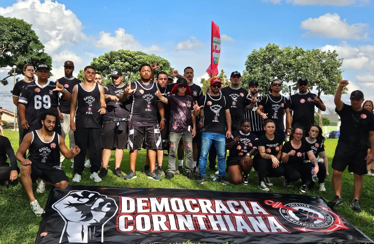 Torcida organizada do Corinthians marcou presença na manifestação pró-Lula, sábado (24), em Londrina