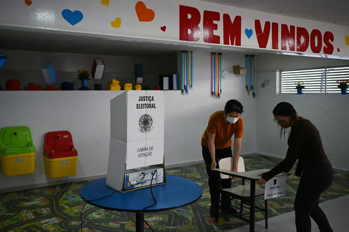Local de votação é preparado em São Paulo