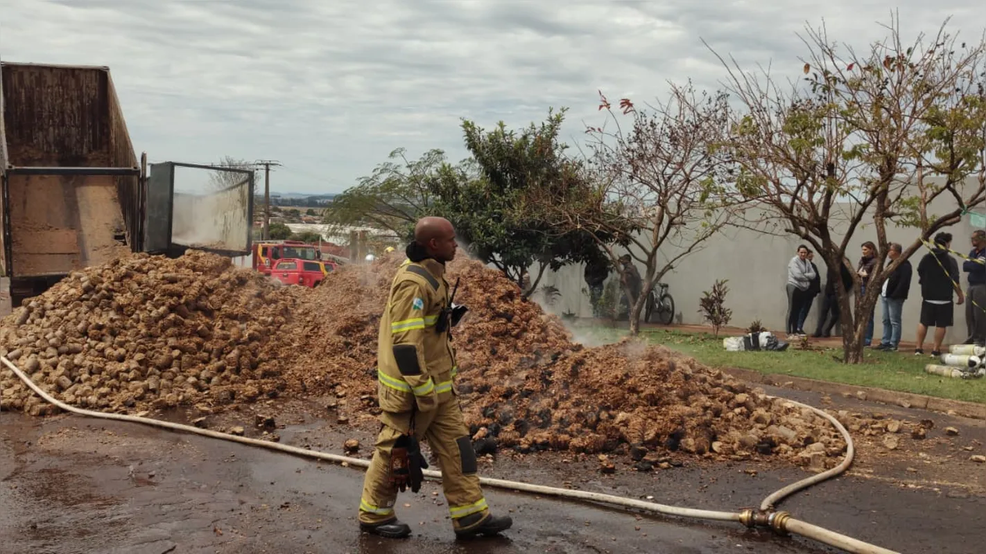 Imagem ilustrativa da imagem Caminhões carregados com madeira pegam fogo em armazém de pallets em Londrina