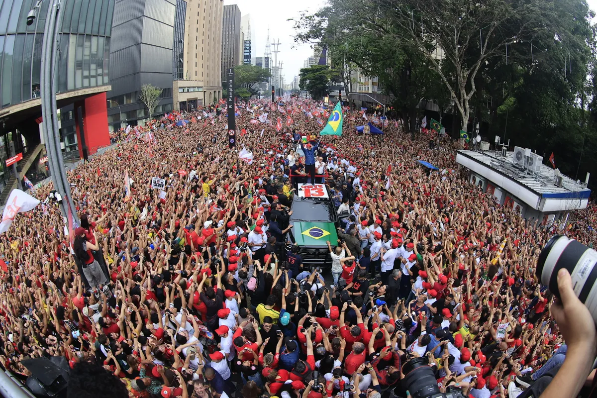 Presidente Lula encerra campanha das Eleições 2026 com caminhada na avenida Paulista