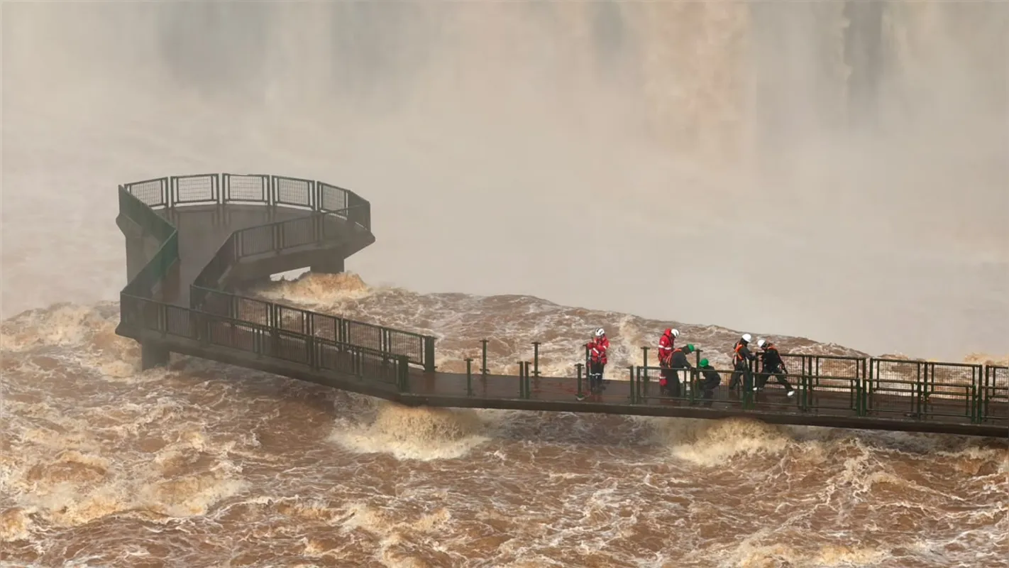 Imagem ilustrativa da imagem Cataratas do Iguaçu está com vazão dez vezes acima da média histórica