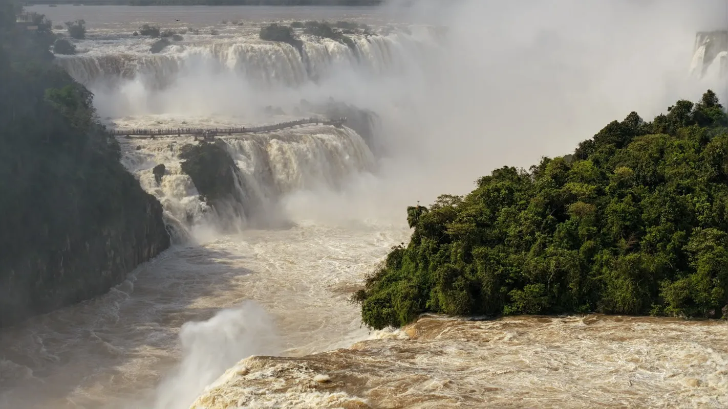 Imagem ilustrativa da imagem Cataratas do Iguaçu está com vazão dez vezes acima da média histórica