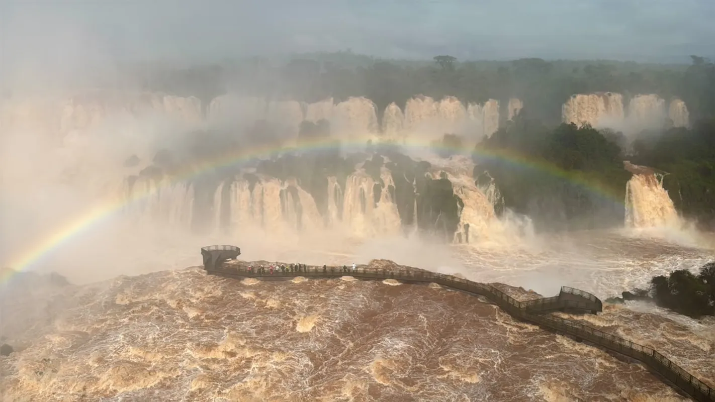 Imagem ilustrativa da imagem Cataratas do Iguaçu está com vazão dez vezes acima da média histórica
