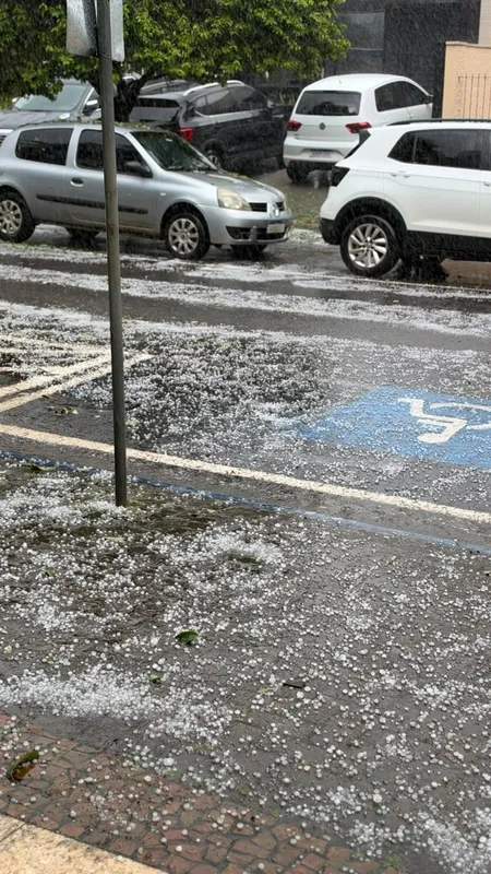 Imagem ilustrativa da imagem Chuva com granizo causa transtornos em Arapongas