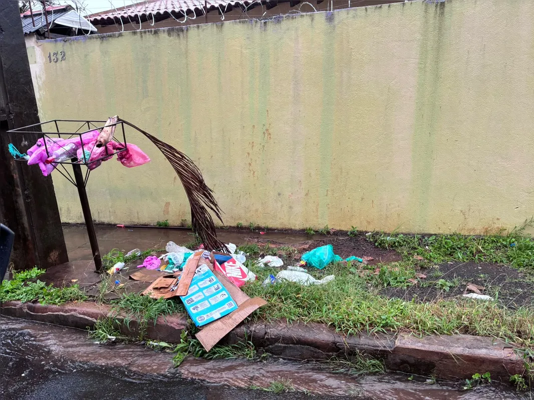 Na rua Riachuelo, lixo espalhado é resultado das fortes chuvas da manhã