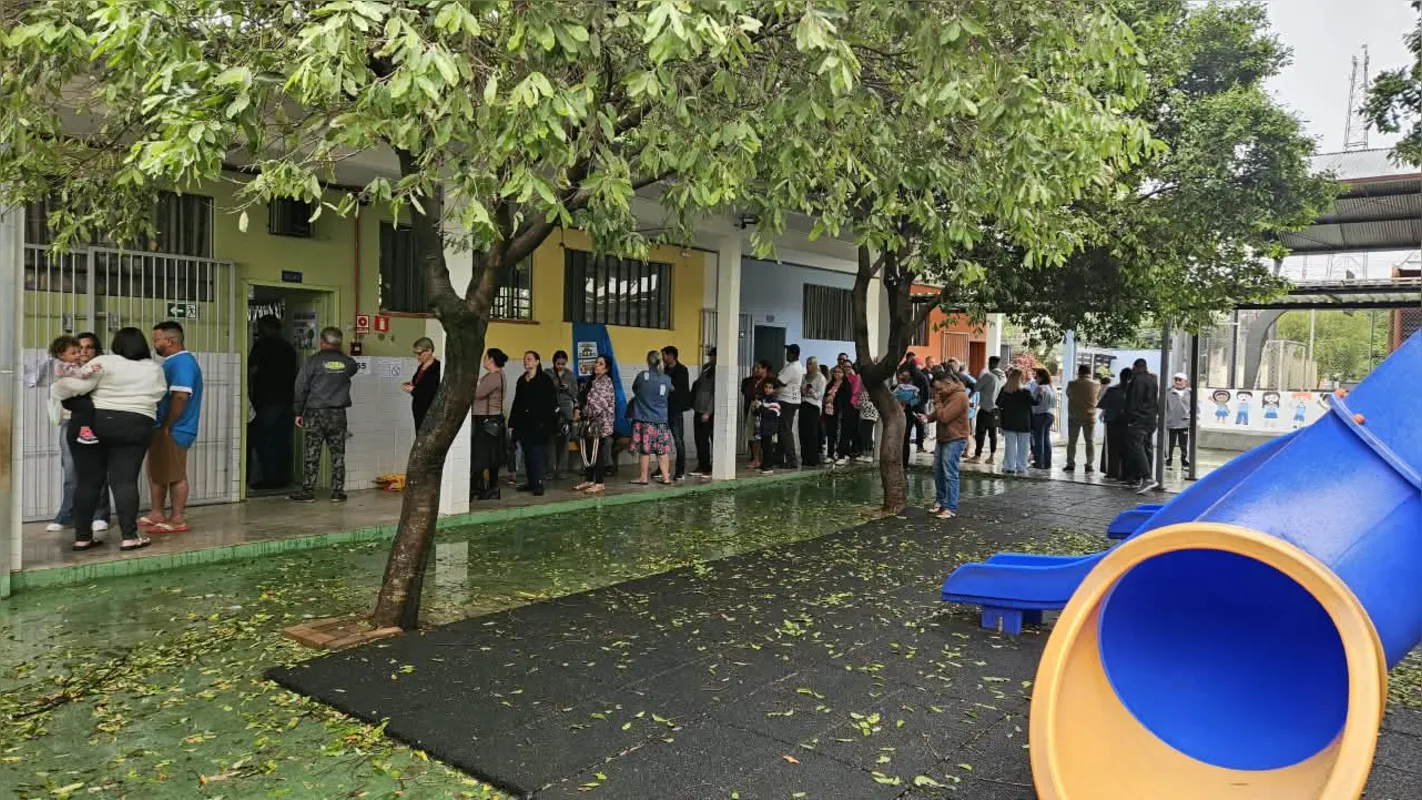 Imagem ilustrativa da imagem Chuva em Londrina provoca queda de árvores e suja vias em dia de eleição