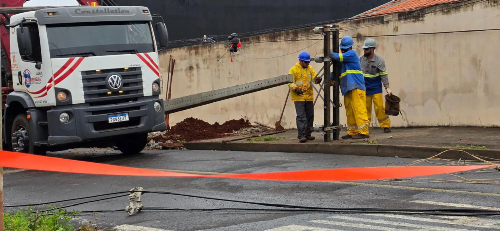 Cinco postes na Zona Norte foram derrubados durante o temporal na madrugada de domingo