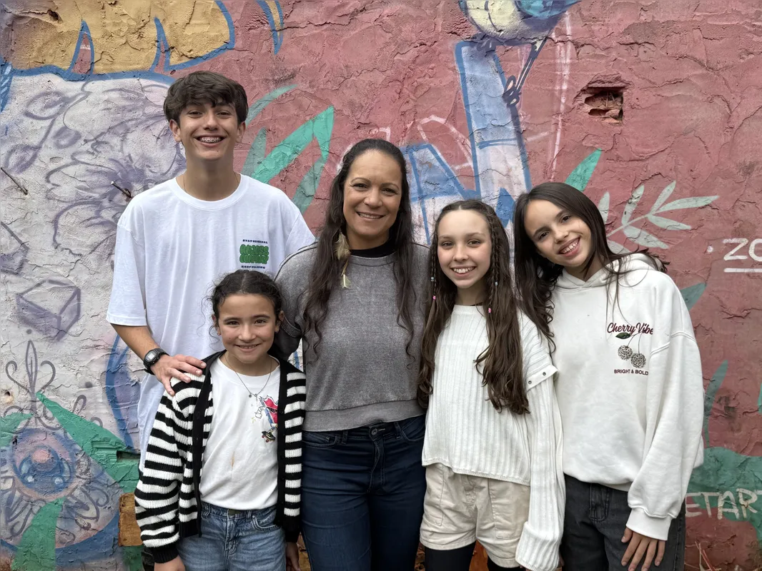 Gisele Isfer com aos atletas Bruno, 16, Betina, 10, Maitê, 11, e Maite, 11