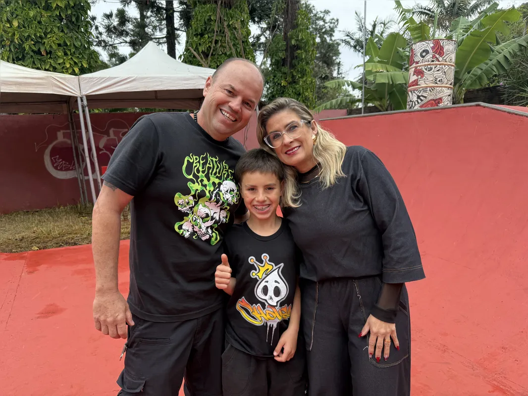 Miguel com os seus avós, Rodrigo Kakotte e Kathryn de Souza; menino competiu em ambas as modalidades do Circuito