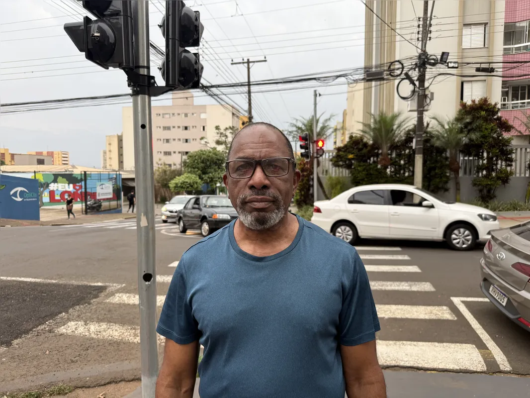 João dos Santos mora perto do cruzamento onde o temporizador marca apenas 7 segundos: "Tem que ser uns 20 segundos no mínimo"