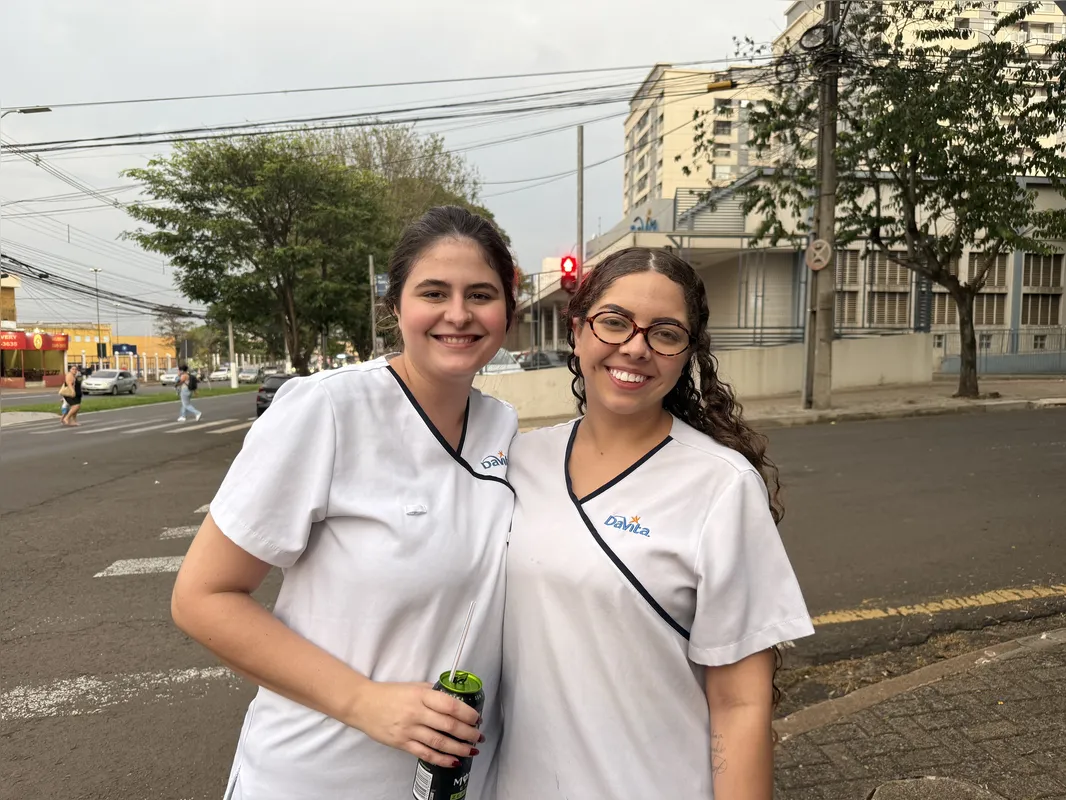 Giovanna Batista e Kauane Pinheiro trabalham na esquina da Duque de Caxias com a Rua General Horta Barbosa, andando a pé com frequência