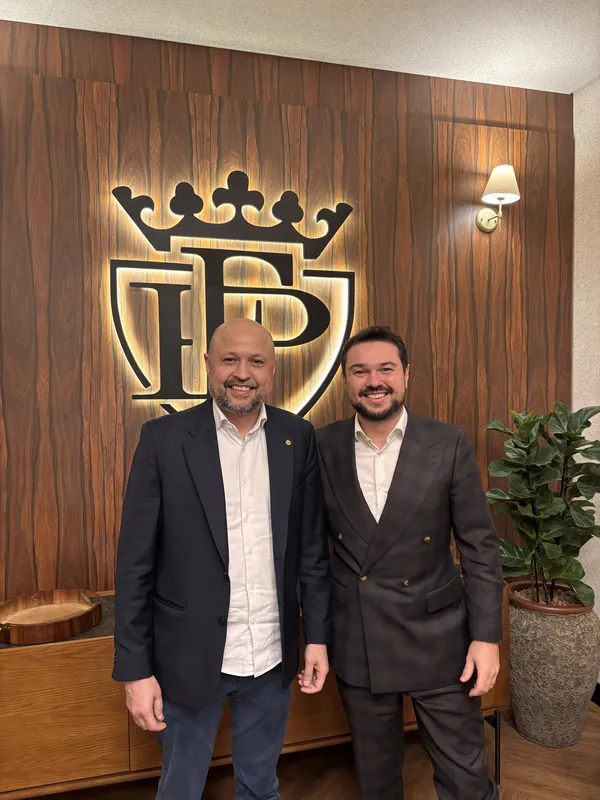 Imagem ilustrativa da imagem De traje novo