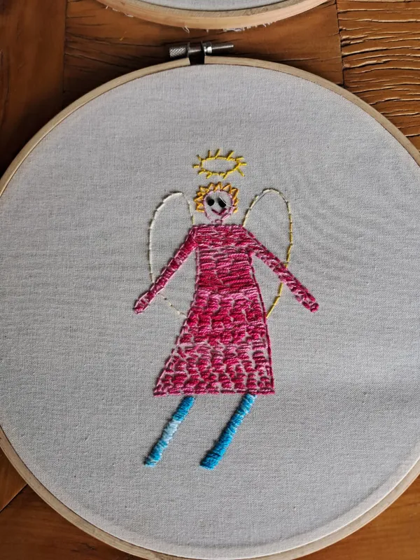 A préestreia do documentário também conta com uma exposição de reproduções dos bordados feitos pela estilista Zuzu Angel para seu Desfile-Protesto