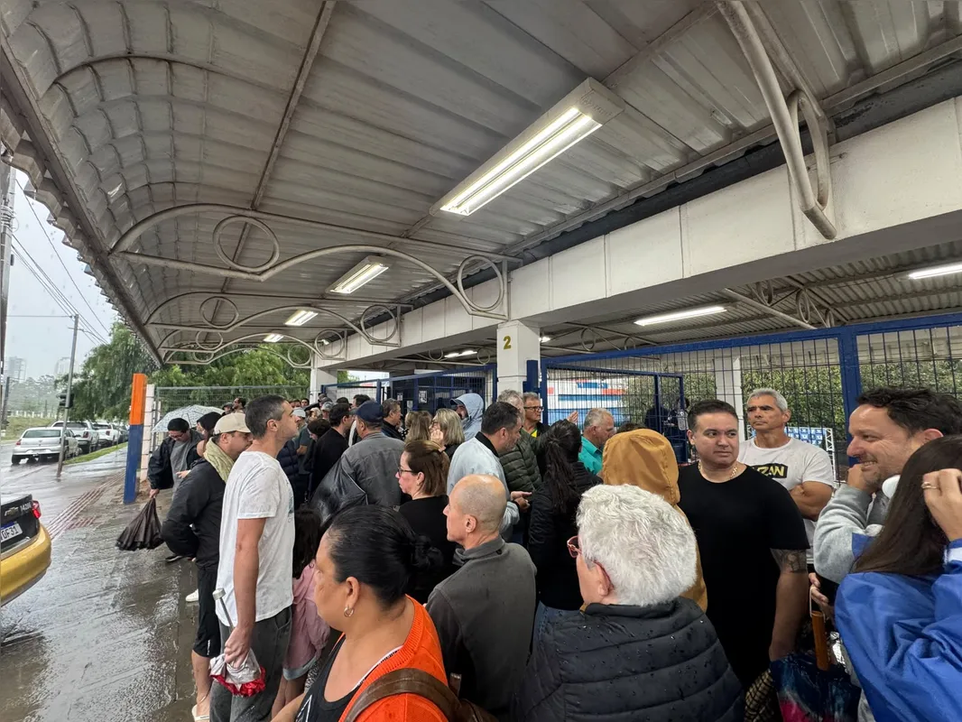 Imagem ilustrativa da imagem Dois maiores locais de votação de Londrina têm movimento intenso