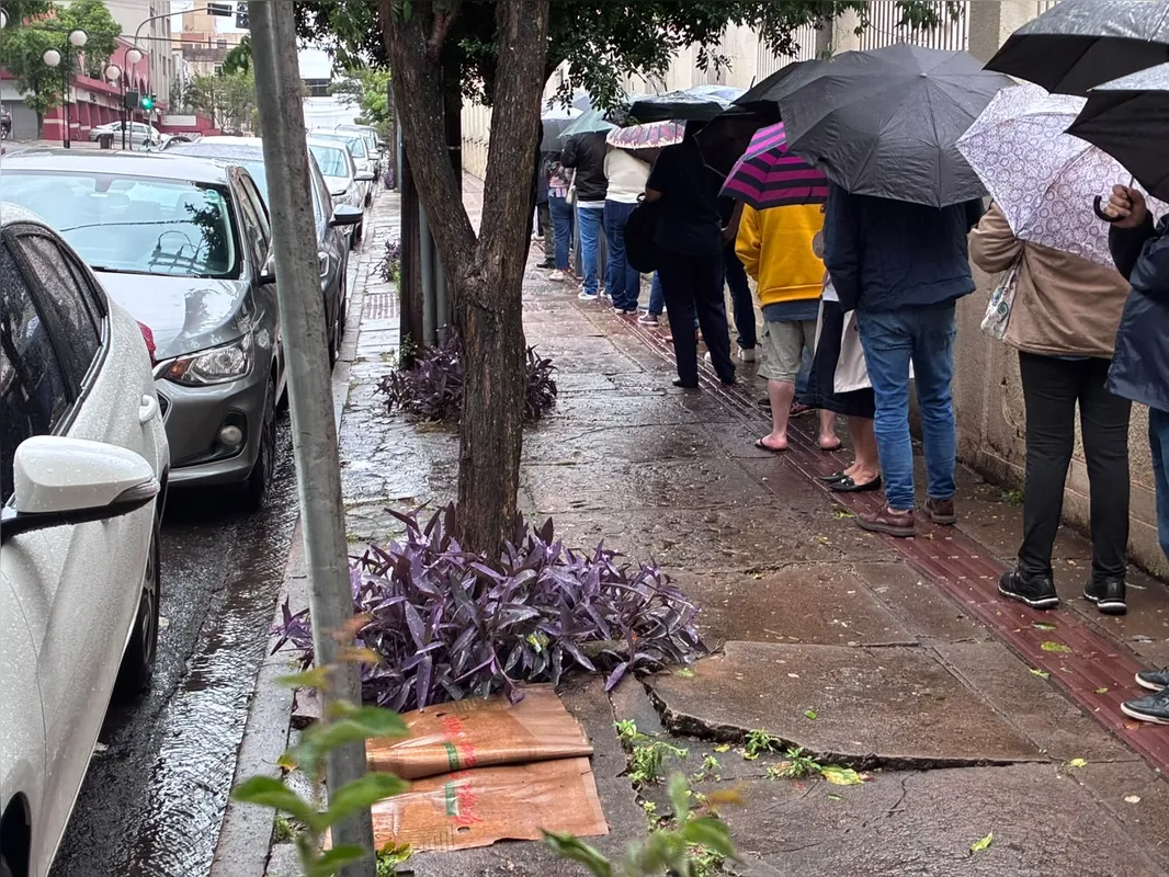 Imagem ilustrativa da imagem Eleitores em Londrina não abrem mão do voto pela manhã mesmo com chuva