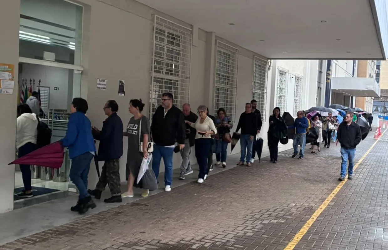 Imagem ilustrativa da imagem Eleitores em Londrina não abrem mão do voto pela manhã mesmo com chuva