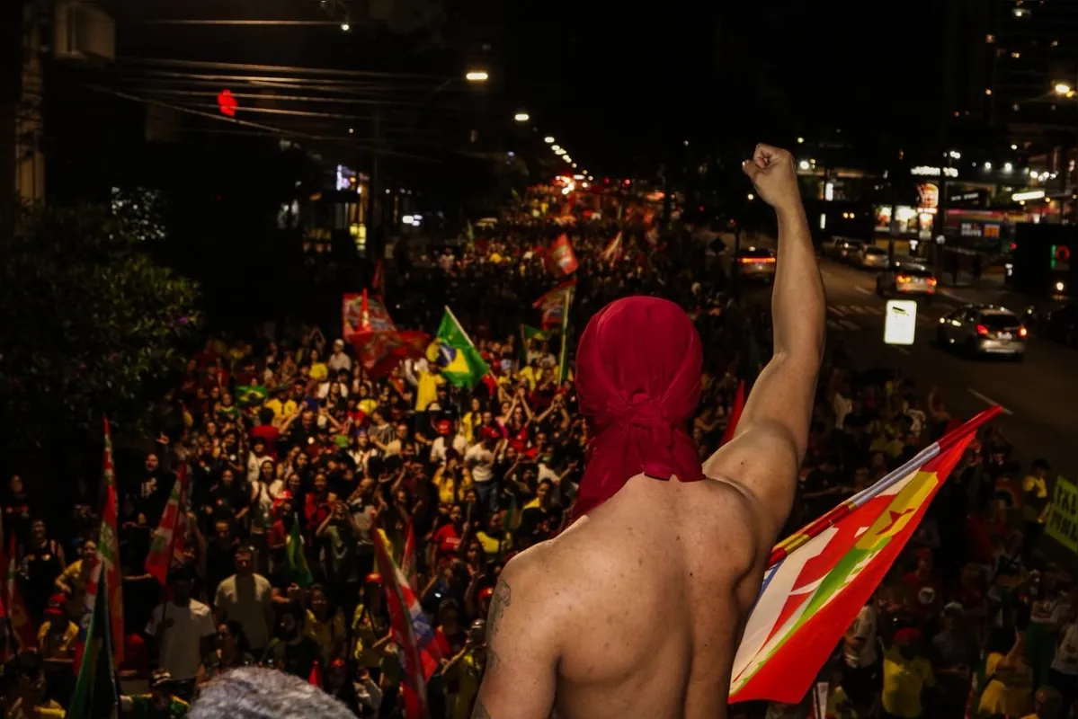 Ato na avenida Ayrton Senna, em Londrina, começou por volta das 17 horas e seguiu até as 20h30