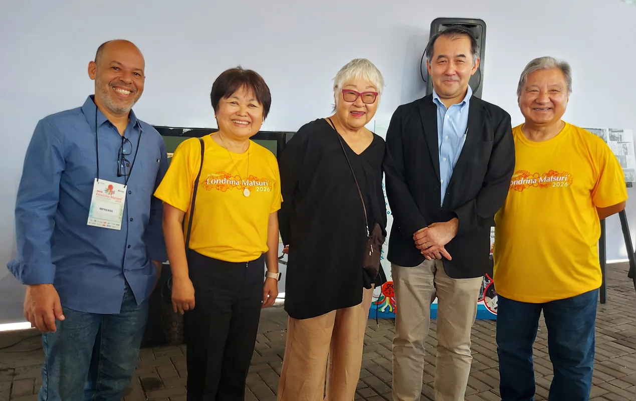 O fotógrafo Fernando Cremonez, Mity Shiroma, a cineasta Tizuka Yamasaki, o embaixador do Japão no Brasil, Yasushi Noguchi, e Luiz Shiroma