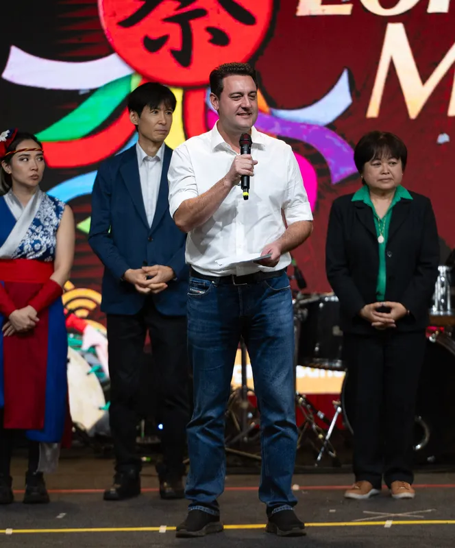 Carol Anami, Rei Oiwa, o cônsul interino do Japão em Curitiba, o governador Ratinho Junior e Mity Shiroma, na cerimonia de abertura