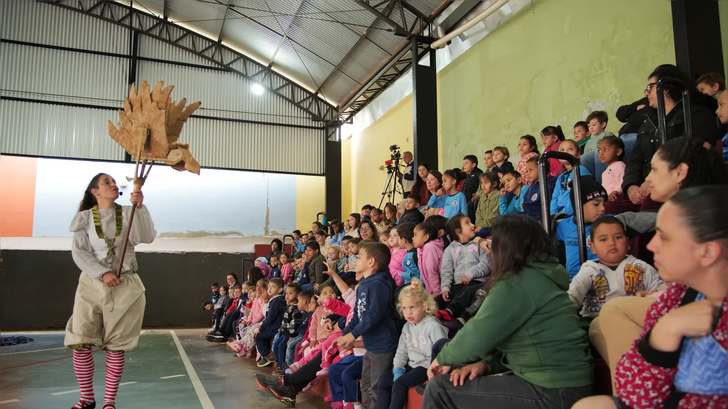 A Cia Cenatrupe, de Sarandi (PR), apresentou na E.M. Armando Rosário Castelo, no distrito de Paiquerê, o espetáculo "Compadre Sapo e a Festa no Céu"