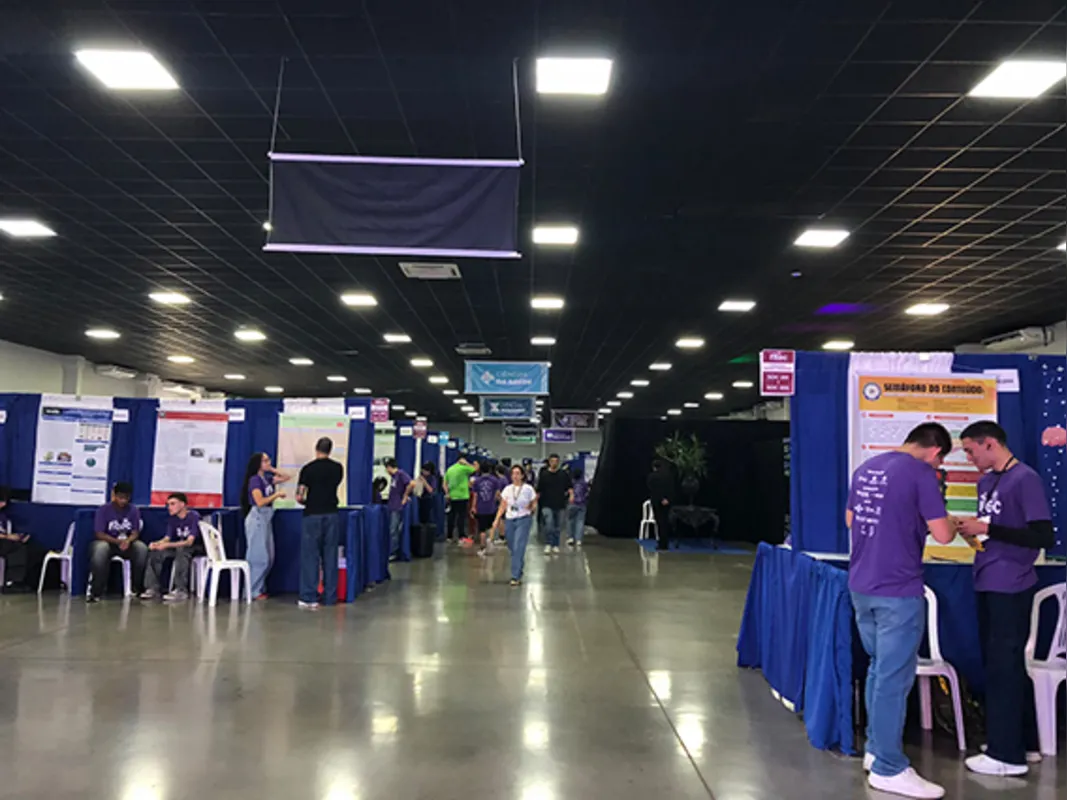 A FITEC Kids, no Parque Governador Ney Braga, busca aproximar es estudantes do universo científico
