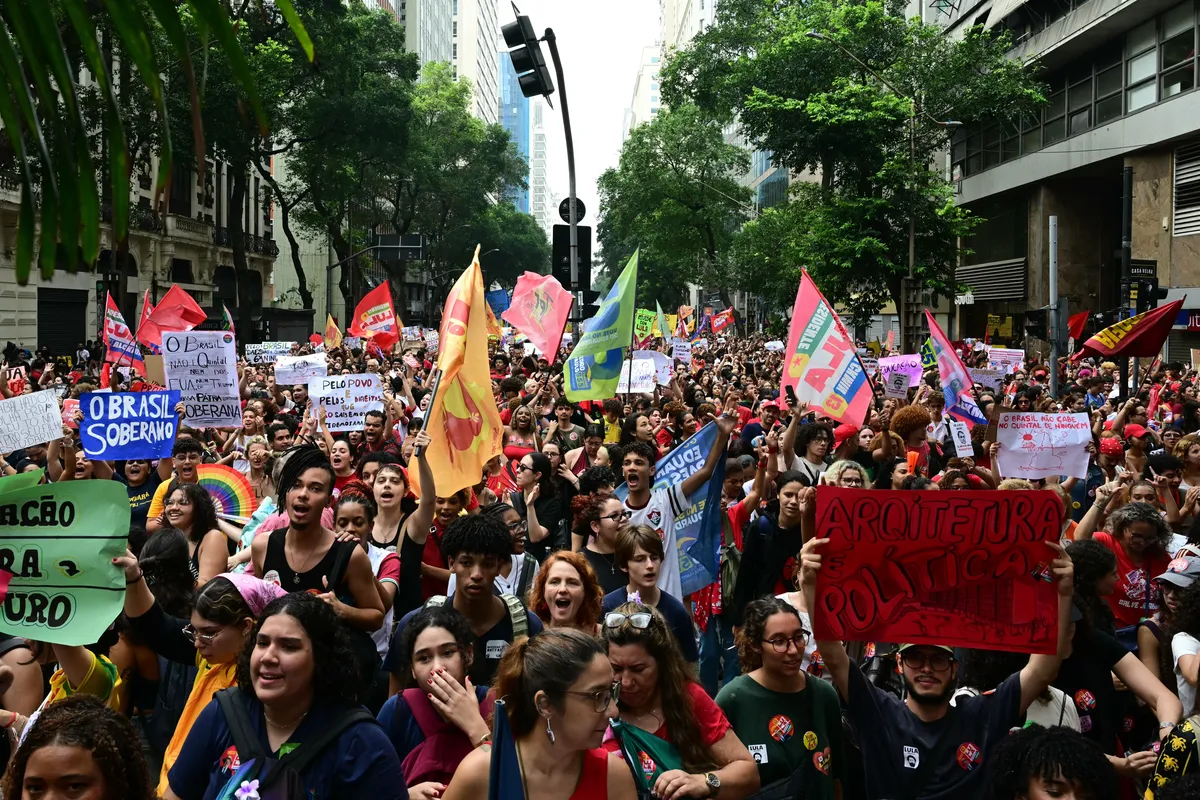 Estudantes que apoiam o presidente Lula carregam cartazes marcha contra a extrema direita durante marcha no Rio de Janeiro nesta quarta-feira (7)