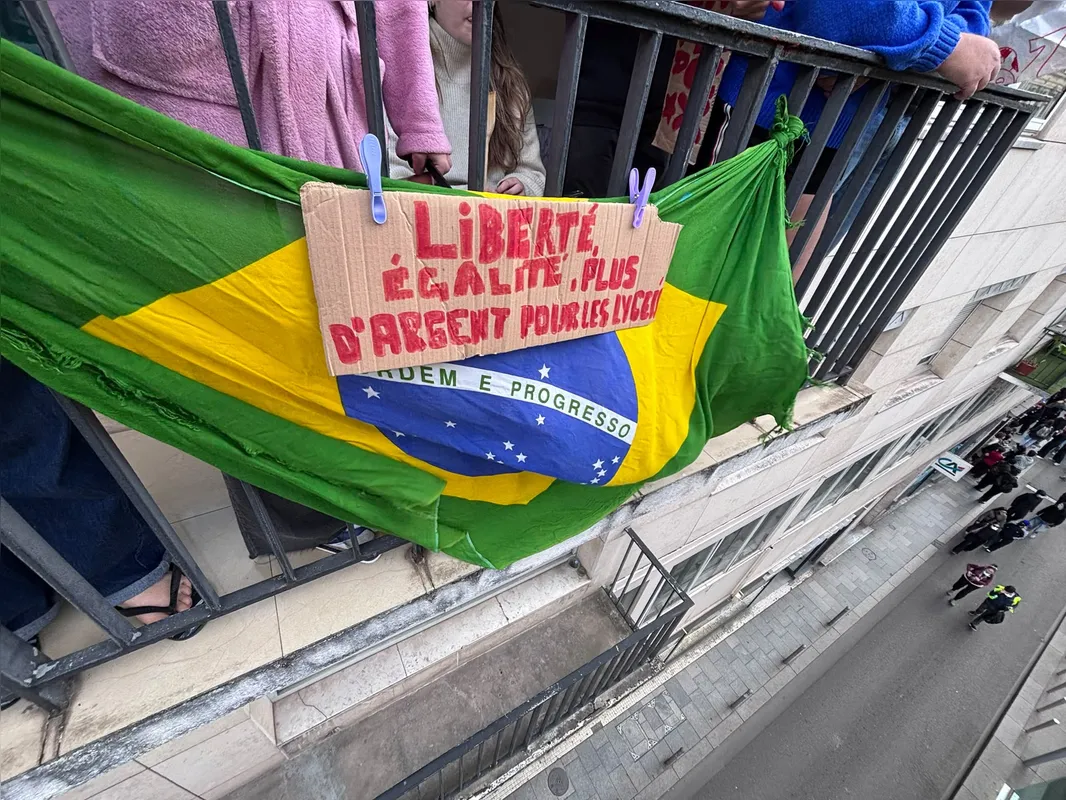 Cartaz que Mangoni pendurou no dia 17 de outubro faz trocadilho com o lema nacional da França, 'Liberdade, Igualdade, Fraternidade', substituindo o último termo por 'mais dinheiro para as escolas'