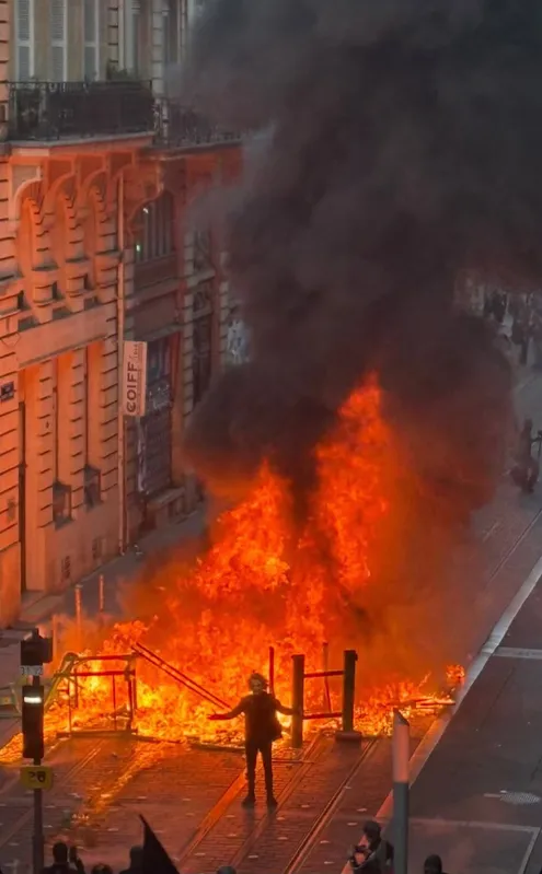 Imagem ilustrativa da imagem Estudante de Londrina ensina ‘panelaço’ em protestos na França