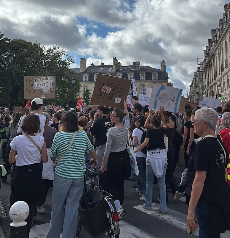 Imagem ilustrativa da imagem Estudante de Londrina ensina ‘panelaço’ em protestos na França